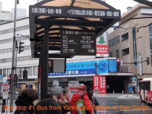 una parada de autobús en una calle de la ciudad con en Matsuo House - Max 4 person Room Aki en Zao Onsen