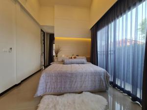 Een bed of bedden in een kamer bij The Maple Pattaya Moo 2, Soi 12, Huay Yai Subdistrict, Bang Lamung District, Chonburi Province 20150