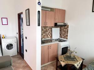 Η κουζίνα ή μικρή κουζίνα στο Ponari apartments