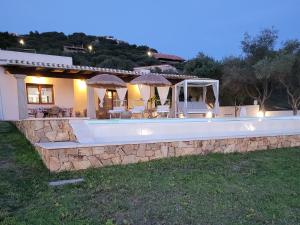een villa met een zwembad in de nacht bij Villa Rosi in Capitana