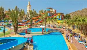 een zwembad in een waterpark met een waterglijbaan bij Agadir Paradise Maroc in Agadir