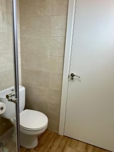 y baño con aseo y puerta de ducha. en N&E - Home Celanova Rúa Manuel Lezón, en Celanova