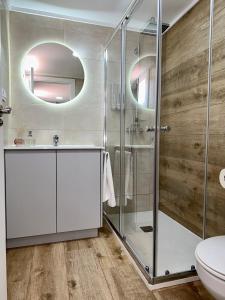 uma casa de banho com um chuveiro e um WC. em N&E - Home Celanova Rúa Manuel Lezón em Celanova