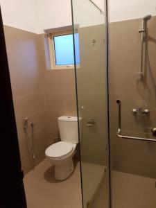 Ένα μπάνιο στο NEGOMBO RESIDENCIES