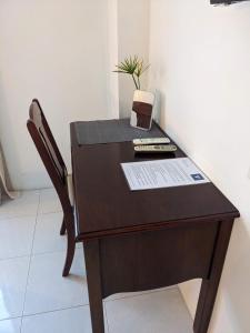 drewniane biurko z telefonem i pudełkiem w obiekcie V at Panus w mieście Phanat Nikhom