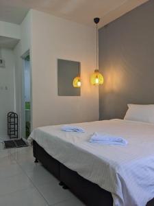 um quarto com uma cama com duas toalhas em V at Panus em Phanat Nikhom
