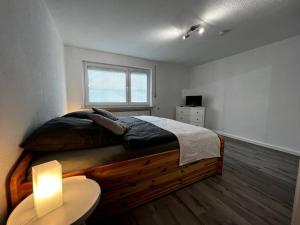 1 dormitorio con cama grande de madera y ventana en Mittelpunkt der Stadt, en Vellmar