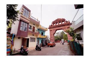 una calle de la ciudad con un arco en medio de una ciudad en Rajdarshan Hotel, en Ujjain