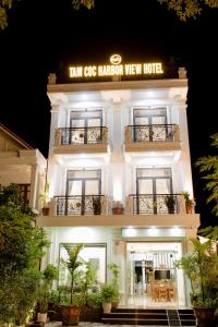 ein Gebäude mit einem Schild, das das Hotel mit Blick auf den Hafen mit der Straßenbahn liest in der Unterkunft TAM COC HARBOR VIEW HOTEL in Ninh Bình