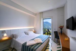 a hotel room with a bed and a balcony at Hotel Graal in Ravello