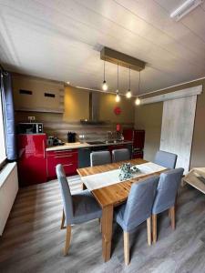 拉羅什－阿登的住宿－Le Coin Rocheux，厨房配有木桌和蓝色椅子