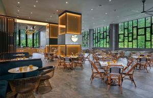 un restaurant avec des tables, des chaises et des fenêtres dans l'établissement Studio Zen@Midhills Genting Highlands (Free Wi-Fi), à Genting Highlands