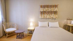 um quarto com uma cama, uma cadeira e uma mesa em Bono Hotel Old Town em Marmaris