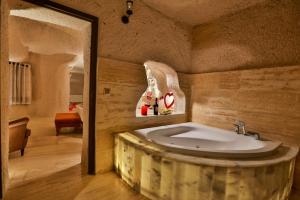 łazienka z dużą wanną w pokoju w obiekcie Corner İn Cappadocia w mieście Ortahisar