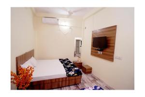 Una cama o camas en una habitación de Rajdarshan Hotel