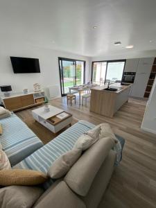 - un salon avec un canapé et une table dans l'établissement Villa moderne Houlgataise/Roof top/proche mer !, à Houlgate