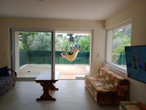 una sala de estar con una hamaca colgada de una ventana en Green House Marathon - Greece en Nea Makri