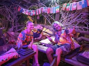 un grupo de tres mujeres sentadas en una mesa en Ko Yao Noi Sabai Bungalows, en Ko Yao Noi