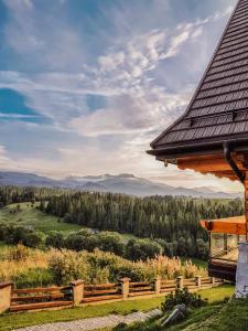 una vista sulle montagne da una casa di Hotel Kopieniec Fizjo- Med & SPA a Murzasichle