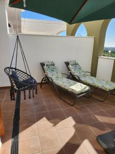 Zimmer mit 2 Stühlen und einer Schaukel in der Unterkunft Casa de Panorama in Jeresa