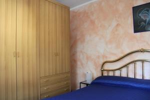 アルヴィエにあるMaison Milliery - Alloggio ad uso turisticoのベッドルーム1室(ベッド1台付)、大きなキャビネットが備わります。
