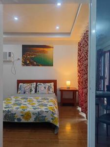 - une chambre avec un lit et une table avec une lampe dans l'établissement Treasure Cove Apartment, à Carles