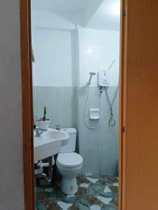 La salle de bains est pourvue de toilettes et d'un lavabo. dans l'établissement Treasure Cove Apartment, à Carles