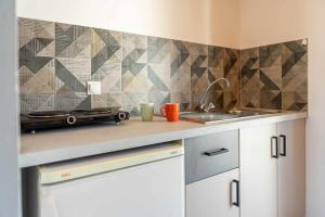 una cocina con fregadero y encimera en Periyali Studios, en Laganas