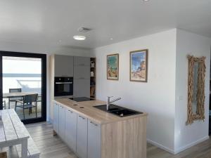 Kuchyň nebo kuchyňský kout v ubytování Villa moderne Houlgataise/Roof top/proche mer !