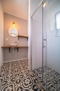uma casa de banho com um chuveiro e um lavatório. em Promenada Lipno Apartment 123 em Lipno nad Vltavou