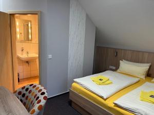 Postel nebo postele na pokoji v ubytování Hotel am Steinertsee - Kassel-Ost