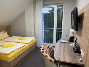 Postel nebo postele na pokoji v ubytování Hotel am Steinertsee - Kassel-Ost