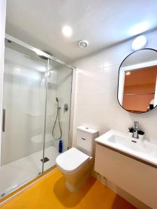 een badkamer met een toilet, een douche en een wastafel bij The Ventas Whim. in Madrid