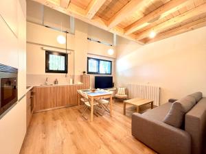ein Wohnzimmer mit einem Sofa und einem Tisch in der Unterkunft The Ventas Whim. in Madrid