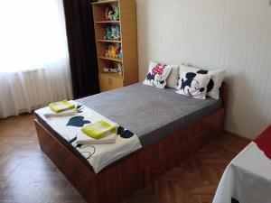 um quarto com uma cama grande com almofadas em Apartament 3 camere in regim hotelier em Bîrlad