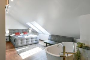 ein Bad mit einem Bett und einer Badewanne in einem Zimmer in der Unterkunft Luxury Apartment in Centre in Prag