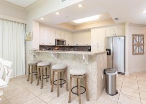 Η κουζίνα ή μικρή κουζίνα στο Phoenix Orange Beach 901 condo