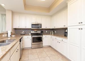 Η κουζίνα ή μικρή κουζίνα στο Phoenix Orange Beach 901 condo