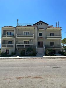 a large apartment building on the side of the street at Lixourious Apartment in Lixouri