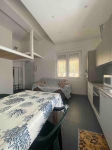 Habitación pequeña con 2 camas y cocina en Shelley’s Home, en Lerici