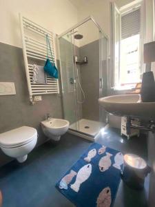 a bathroom with a sink and a toilet and a shower at Shelley’s Home in Lerici