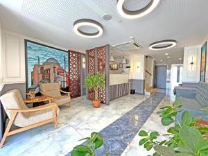 A seating area at Askadar May Otel