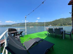 比卡茲的住宿－Casa pe lac Bicaz，船上的甲板,配有桌椅