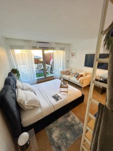 ein Wohnzimmer mit einem Etagenbett und einem Sofa in der Unterkunft Monaco Cap d’ail Studio & jardin in Cap d'Ail