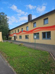 un edificio con una franja roja en el costado en Terra Ventura Hotel en Gondorf