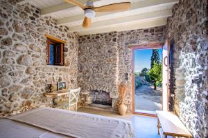 Fotografija u galeriji objekta Perivoli A Traditional Eco-Accommodation in a Private Cultivated Garden u gradu Mandrákion