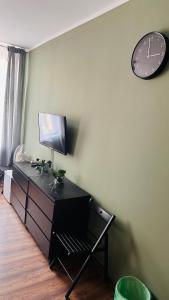 Televízia a/alebo spoločenská miestnosť v ubytovaní Dworcowa - Apartament + 10 fotografií