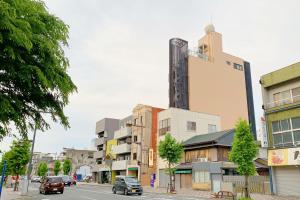 eine Stadtstraße mit Gebäuden und Autos auf der Straße in der Unterkunft PetitHotel017全室ミニキッチン付きファミリルーム 飲食街中心 阿波踊り会館7分 文理 徳島大学 アスティとくしま車8分 in Tokushima