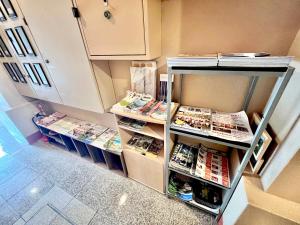 Kuchyň nebo kuchyňský kout v ubytování PetitHotel017全室ミニキッチン付きファミリルーム 飲食街中心 阿波踊り会館7分 文理 徳島大学 アスティとくしま車8分