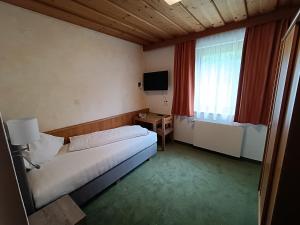 Postel nebo postele na pokoji v ubytování Hotel-Pension Birkenhof